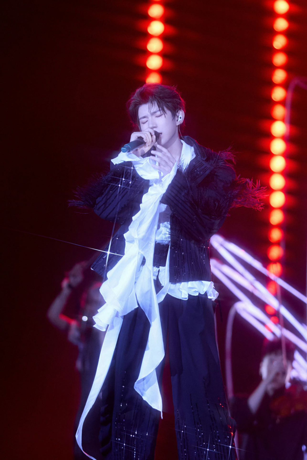 王源宇宙超级无敌大狂欢巡演厦门站顺利举办 双节假期共赴狂欢 